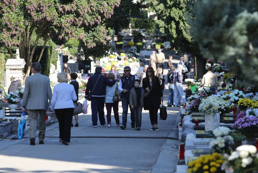 Dan je Svih svetih: Pogledajte fotografije s hrvatskih groblja