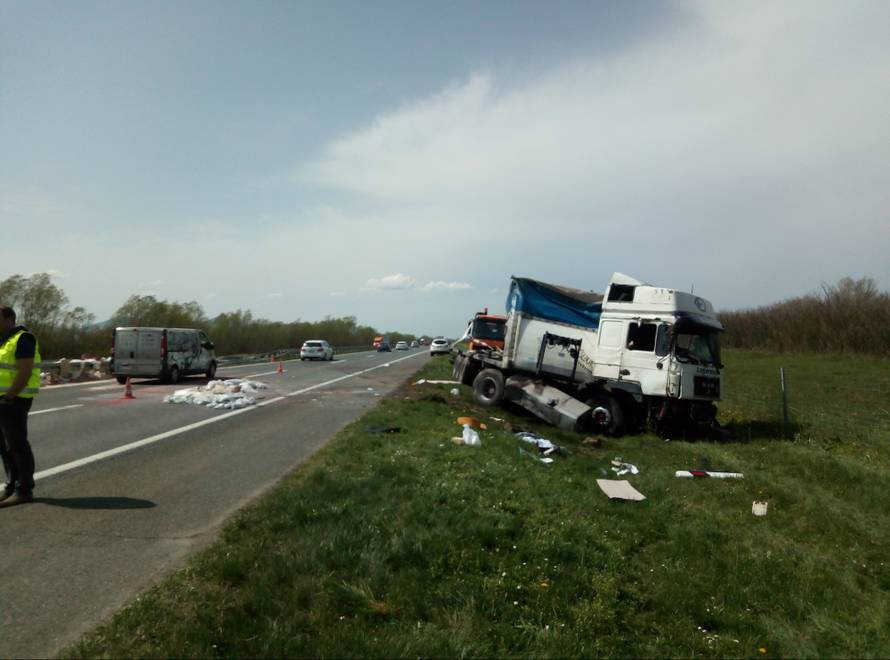 Prešao na drugi trak autoceste A3: Vozač kamiona bio je pijan