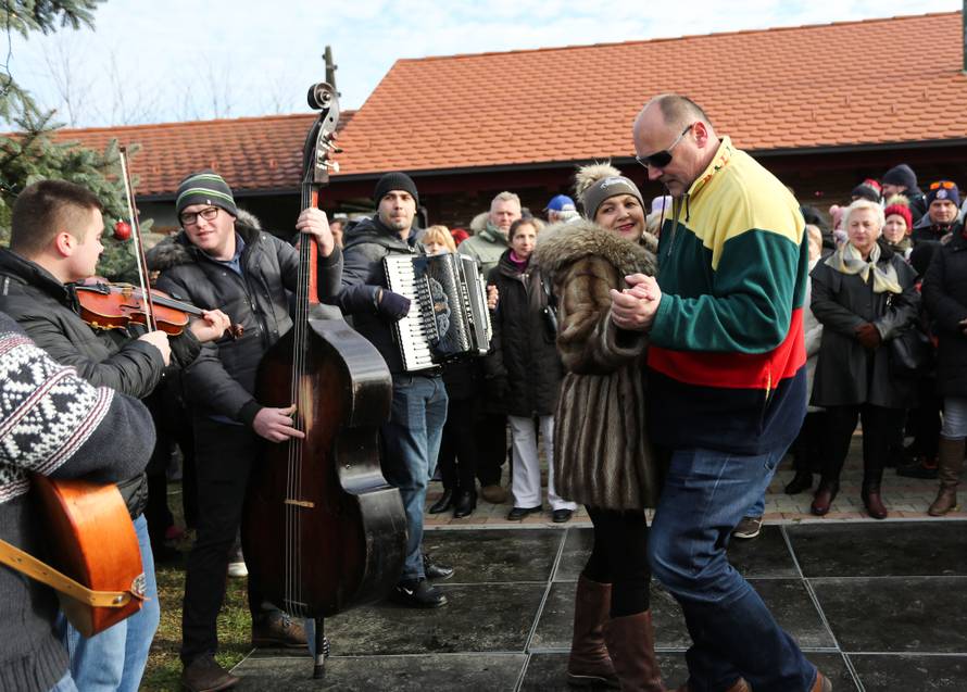 Doček u party avionu: Uz ples i vatromet  'uletjeli' su u Novu...