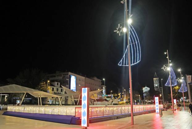 Šibenik zablistao adventskom ukrasnom rasvijetom