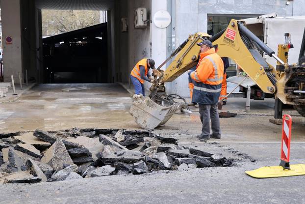 Zagreb: Rano jutros uz tržnicu Kvatrić došlo je do puknuća vodovodne cijevi