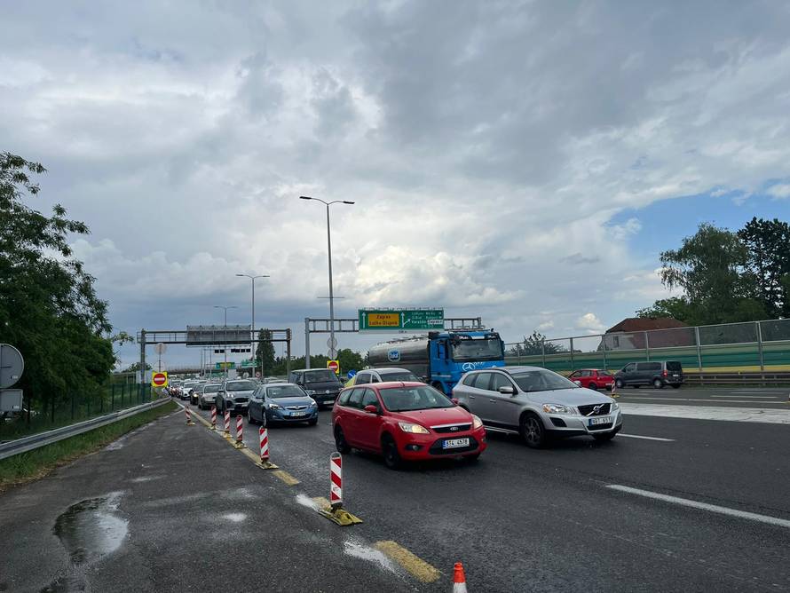 VIDEO Stvorila se veća gužva na Lučkom: Kolona vozila duga je oko 1 kilometar prema moru