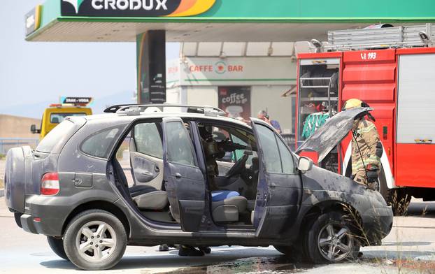 Split: Na ulazu u benzinsku postaju zapalio se osobni automobil