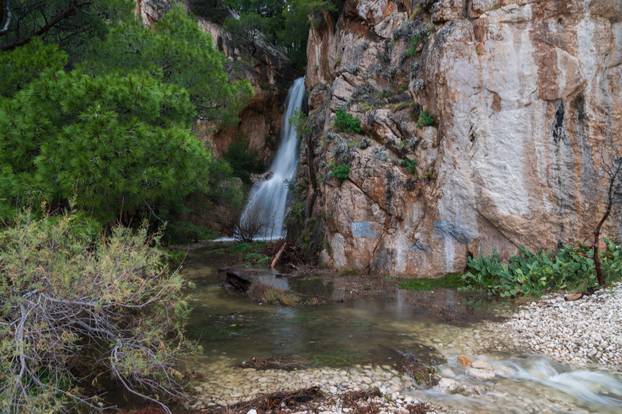 Makarska: Zbog obilnih kiša na plaži Nugal ponovno se pojavio slap