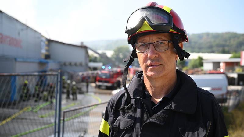 VIDEO Detalji borbe s požarom u Karlovcu: 'Odjekivale su eksplozije, urušavao se krov...'