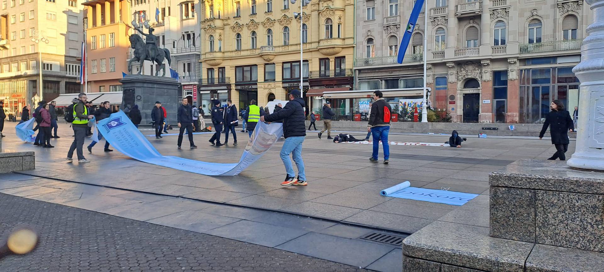 Molitelji ogradili dio Trga bana Jelačića samo za muškarce! 'Ne možete unutra, to nije za žene'