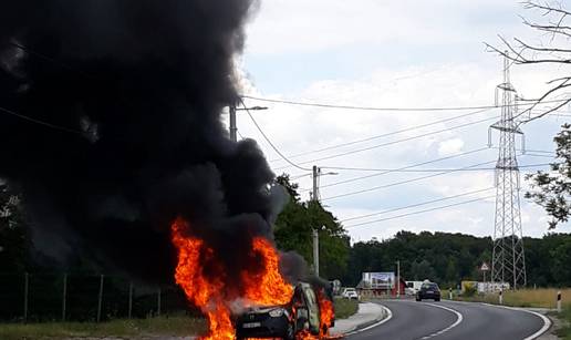 Buknuo auto kod Samobora: 'U njemu bile plinske boce, vozač uspio pobjeći u zadnji tren'