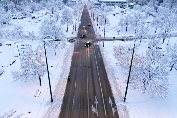Pogled iz zraka na Sarajevo u potpunosti prekriveno snijegom