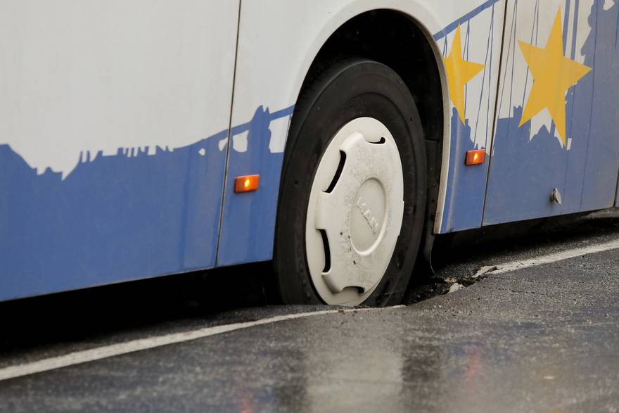 U četvrtak se u Osijeku otvorila rupa u cesti: Autobus upao u nju, izvlačio ga kamion