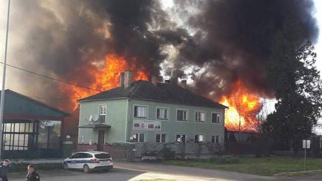 Izgorjele zgrade i hale, šteta je 22,5 milijuna kuna: Veliki požar u Valpovu izbio tijekom varenja