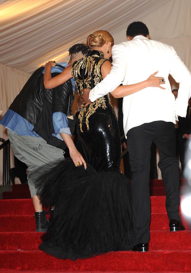 New York: Zbog preuske haljine Jay-Z nosio je Beyonce po stepenicama