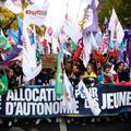 Deseci tisuća ljudi na ulicama Pariza marširaju protiv naglog rasta cijena životnih troškova