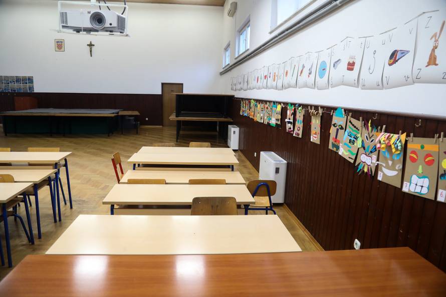 U Donjem Dragonošcu učenici još uvijek nakon potresa pohađaju školu u lokalnom DVD-u