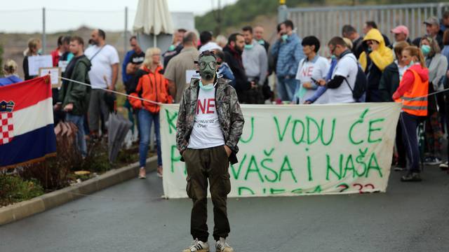 Prosvjed "Hodom za čisti zrak" od Viškova do Marišćine