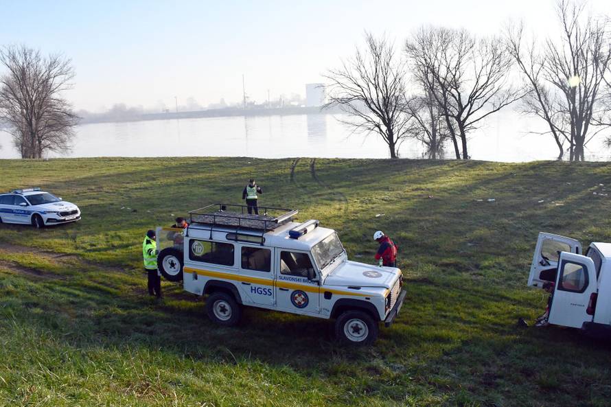 Slavonski Brod: Pronađen automobil koji je sletio u Savu, u njemu bilo tijelo žene