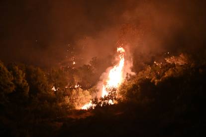 FOTO  Vatrogasci u paklu požara diljem Dalmacije: Herojski gasili cijelu noć, dolazili i iz Zagreba