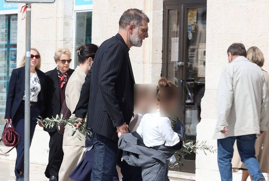 FOTO Slaven Bilić izveo svoje dame u šetnju: S partnericom Ivanom i kćerima bio je na misi