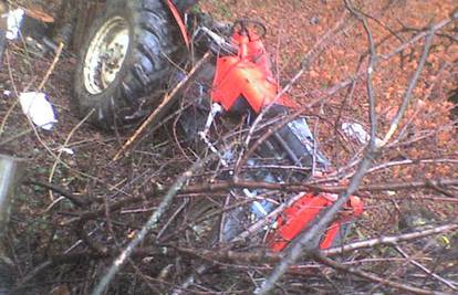 Traktorom udario u stablo pa ga prikliještila prikolica