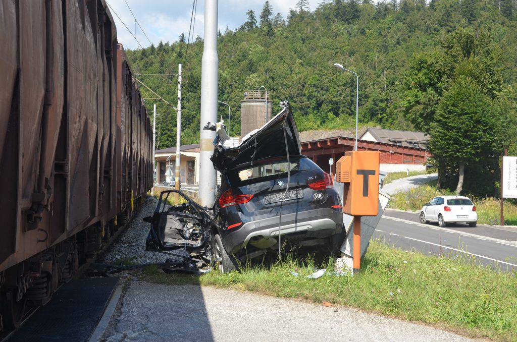 Vlak samljeo BMW kod Delnica, auto se još zabio u stup rasvjete