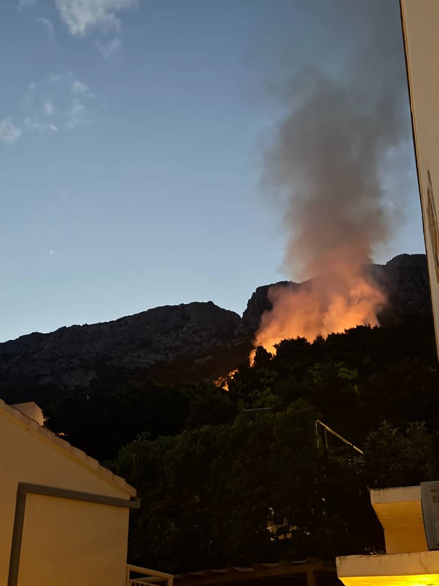 VIDEO Četiri požara kod Brela pod kontrolom, vatrogasci će ostati na terenu čitavu noć