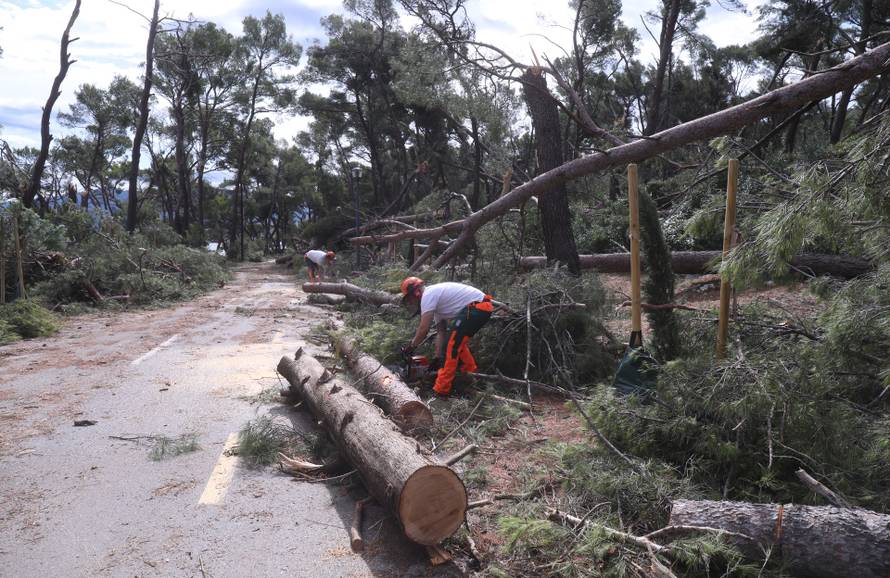 Posljedice velikog nevremena u Splitu, Marjan oštećen i zatvoren za građane