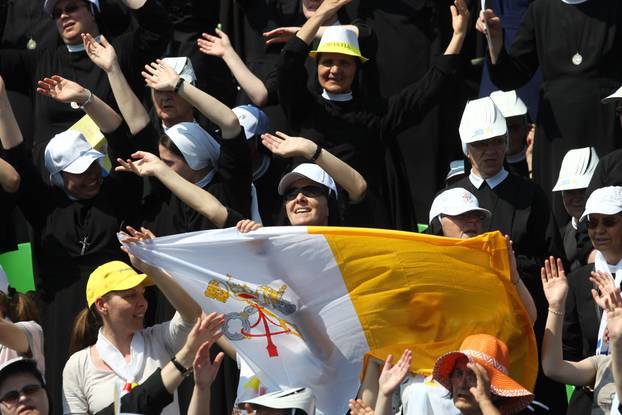 Sarajevo: Brojne zastave iz svih krajeva svijeta hodo?asnici podigli u zrak dok iš?ekuju papu Franju