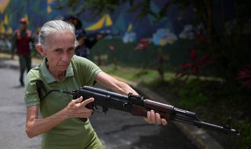 FOTO Bake i oružje: Venezuela obučava civile o uporabi oružja u slučaju američkog napada...