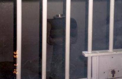 Zatvorenik u guzi skrivao mobitel s punjačem