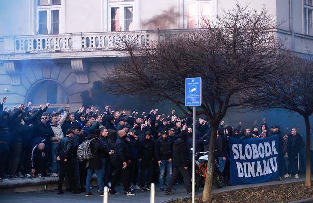 Zagreb: Bad Blue Boysi počeli s najvijanjem i bakljama 