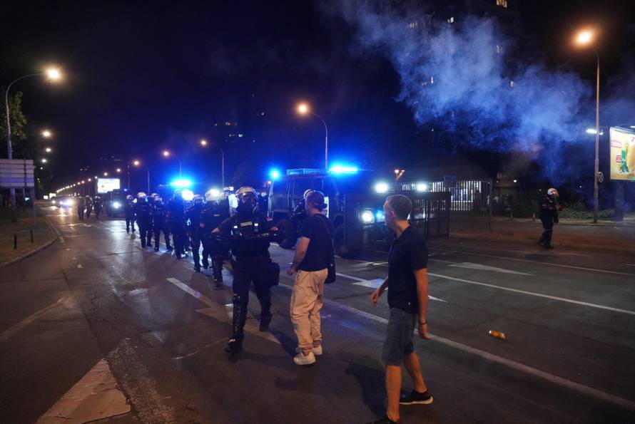Policija i vojska suzavcima rastjerala okupljene prosvjednike u Novom Beogradu