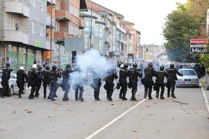 FOTO Huligani prekinuli susret bez gledatelja u Srbiji! Tukli se s policijom, odjekivale detonacije