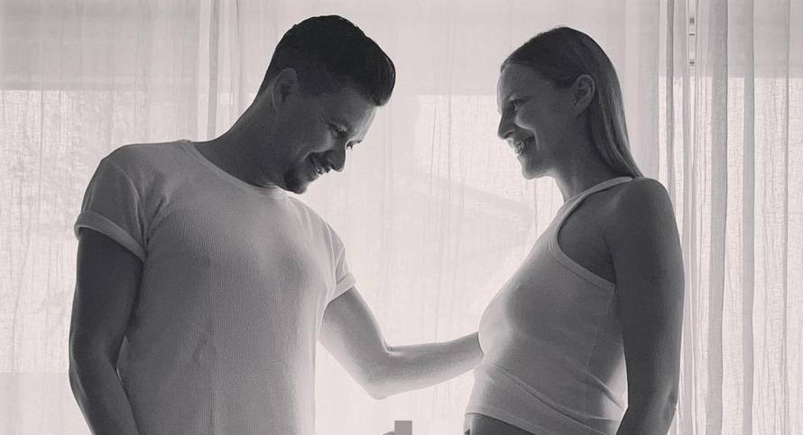 Marko Tolja sa suprugom Anom čeka drugo dijete: Sinčić Maro poljubio je mamin trbuščić