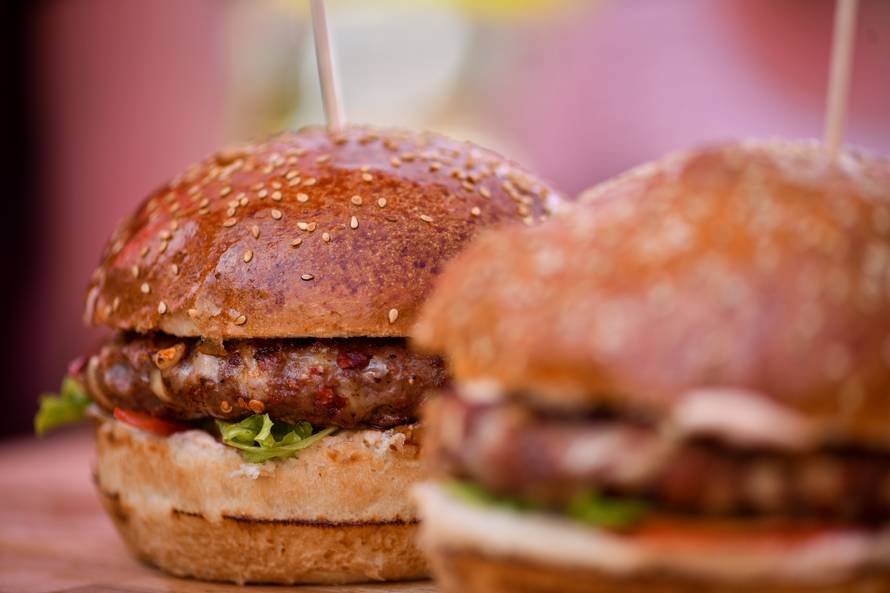 Zabava na Bundeku: Delicije su se jele i s povezom na očima...