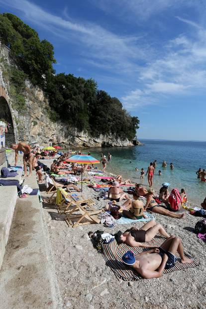 Rijeka: Gradske plaže na Pećinama pune su kupača