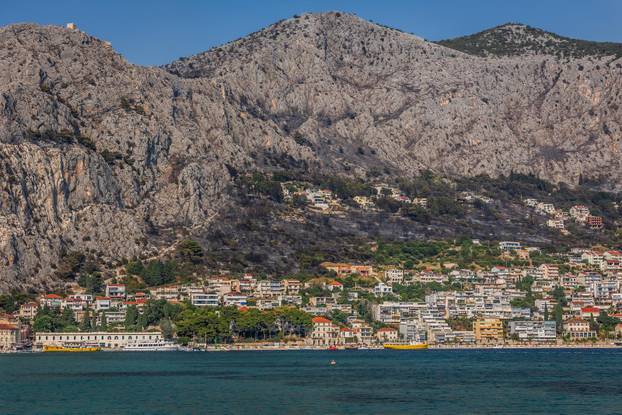 Pogled na izgoreni dio Omiša promatran  sa ušća  rijeke Cetine