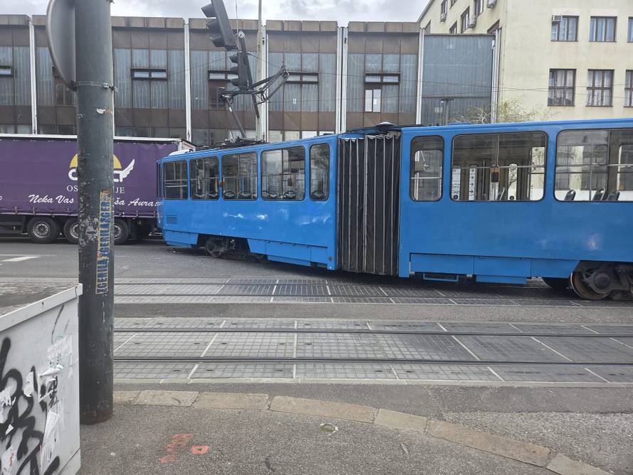 Tramvaj iskočio iz tračnica u centru Zagreba nakon sudara! Kolaps prometa prema istoku