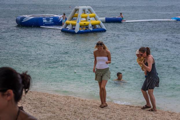 Kaštel Štafilić: Ljetni pljusak na plaži Gabine