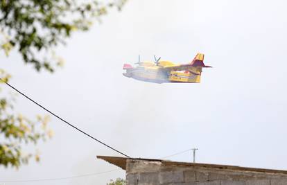 Požar u Sitnu Donjem gasi 35 vatrogasaca, pozvani i kanaderi