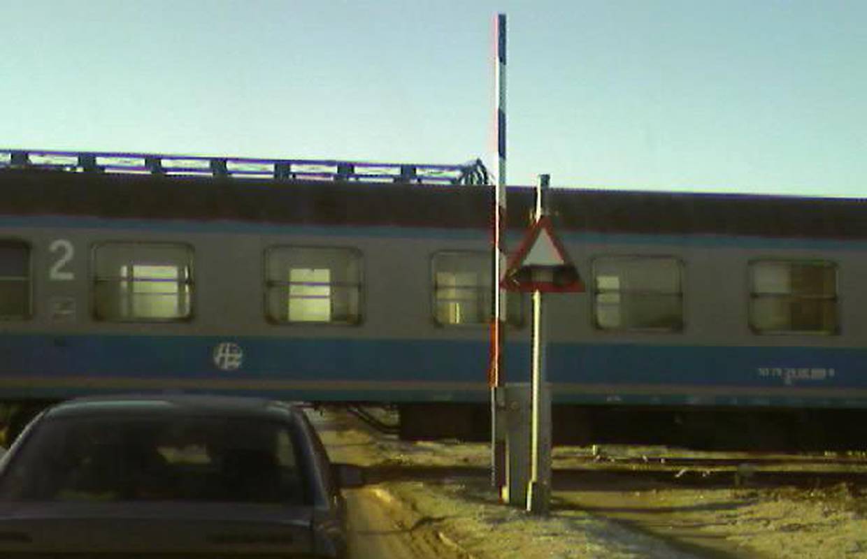Osijek: Vlak prolazi, a rampa i dalje stoji u zraku