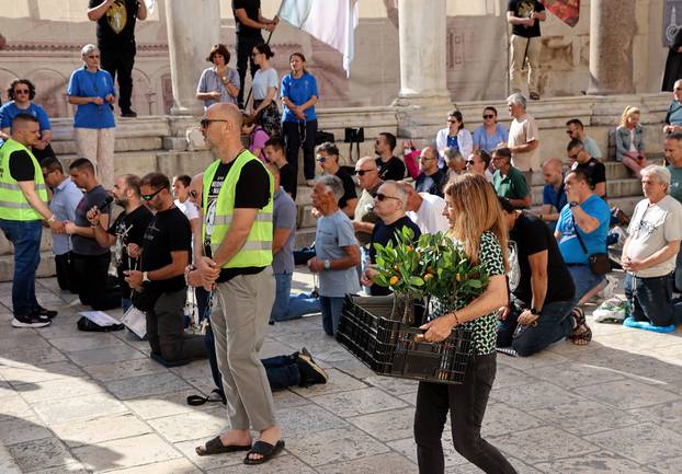 Split: Molitva krunice na Peristilu