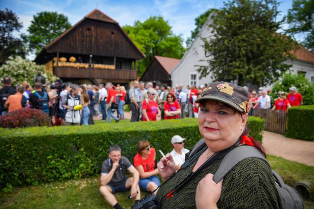 Kumrovec: Ljubitelji Josipa Broza Tita okupili su se ispred njegove rodne kuće kako bi proslavili 130. rođendan