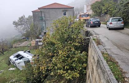 Školski kombi sletio s ceste kod Splita! Djeca završila u bolnici