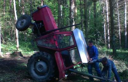 Pod težinom debla traktor se prevrnuo i pao u blato
