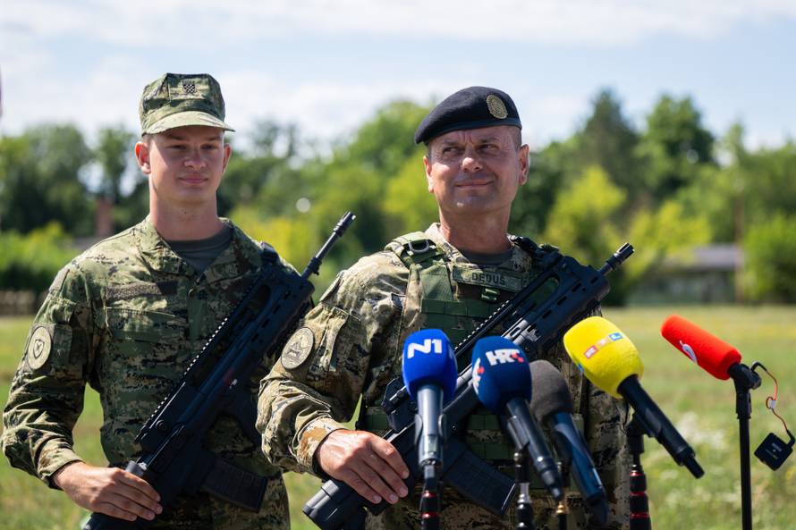 Velika Gorica: Uvježbavanje pješačkih postroja Hrvatske vojske za svečani vojni mimohod