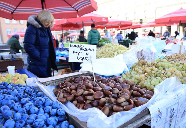 Zagreb: Na Dolac stigli prvi ovogodišnji kesteni, cijene su od 5 do 7 eura