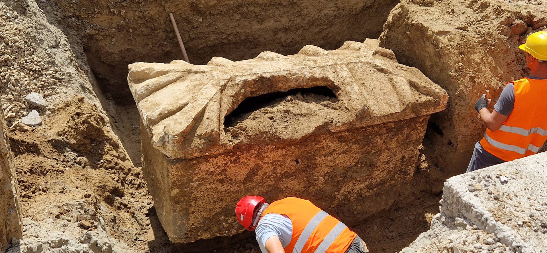VIDEO Riješili misterij sarkofaga u Vinkovcima: Svi su očekivali blago, ali poklopac je razbijen...