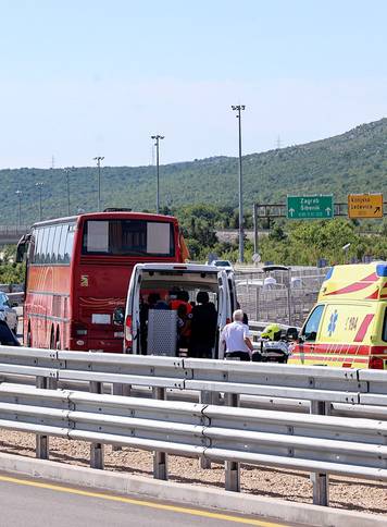 Sudar dva autobusa na A1 u blizini izlaza Vu&ccaron;evica u smjeru Zagreba