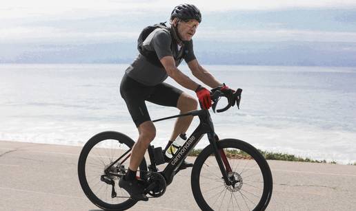 Godine? Samo broj. Energija? Neiscrpna. Pogledajte kako Harrison Ford (83) vozi bicikl!