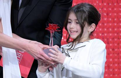 Tko je slatka djevojčica (6) koja je preuzela nagradu za Vedrana Mlikotu? 'Hvala vam od srca!'