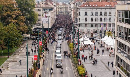 Ovako izgledaju ulice Sarajeva: Građani tuguju za Halidom, povorka se kreće prema groblju
